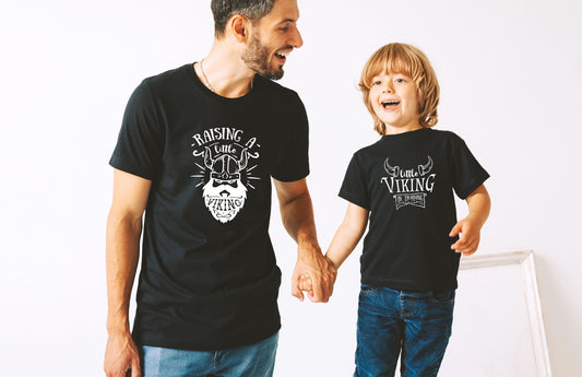 Duo T-Shirt Père Fils Assorti Raising a little viking, Ensemble Tee-Shirt AdulteEnfant Personnalisé, Idée cadeau papa