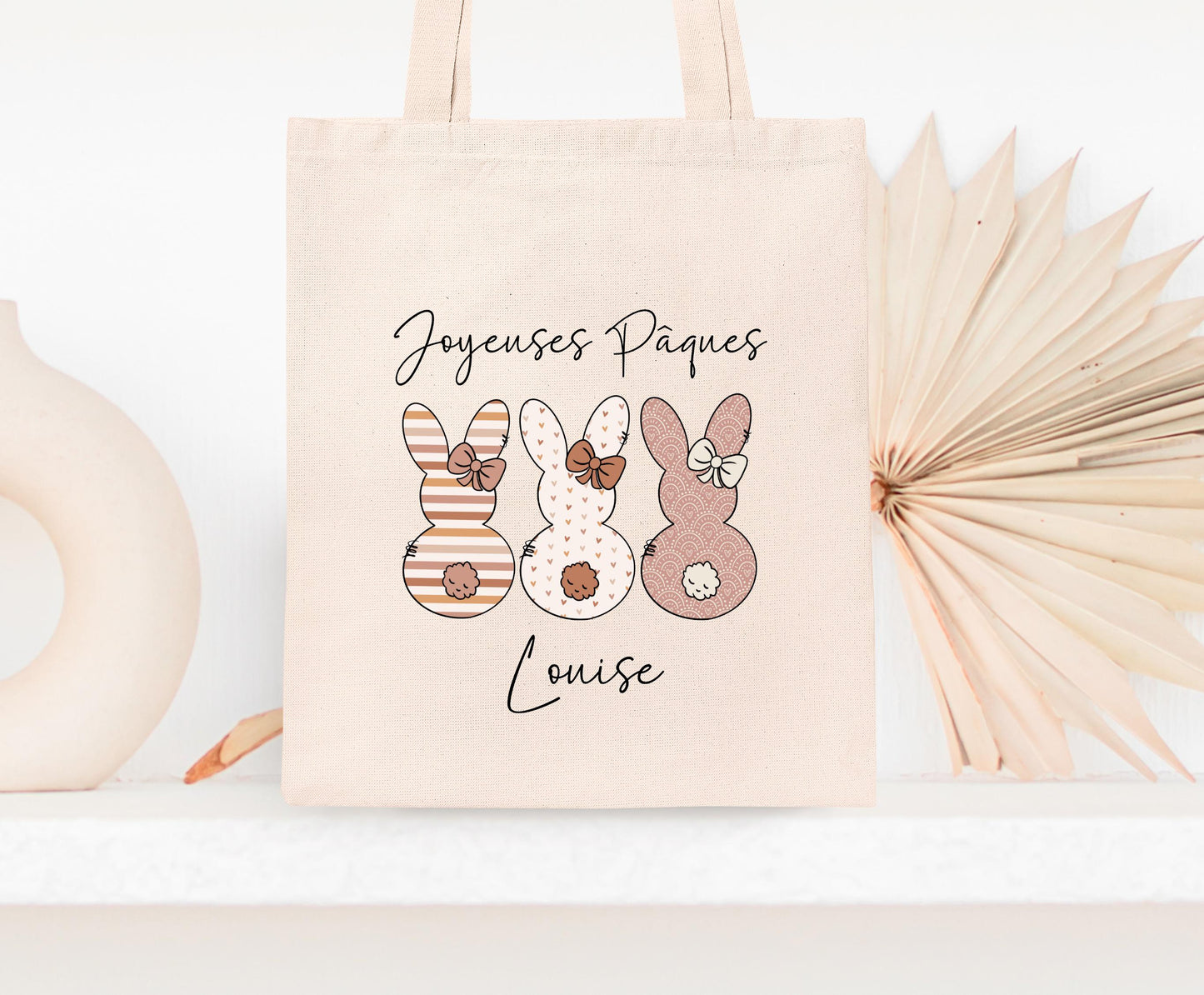Tote bag Pâques personnalisé motif lapin et arc-en-ciel, sac chasse aux œufs en jute naturel avec prénom - Collection Pâques 2025 Mahelia Design