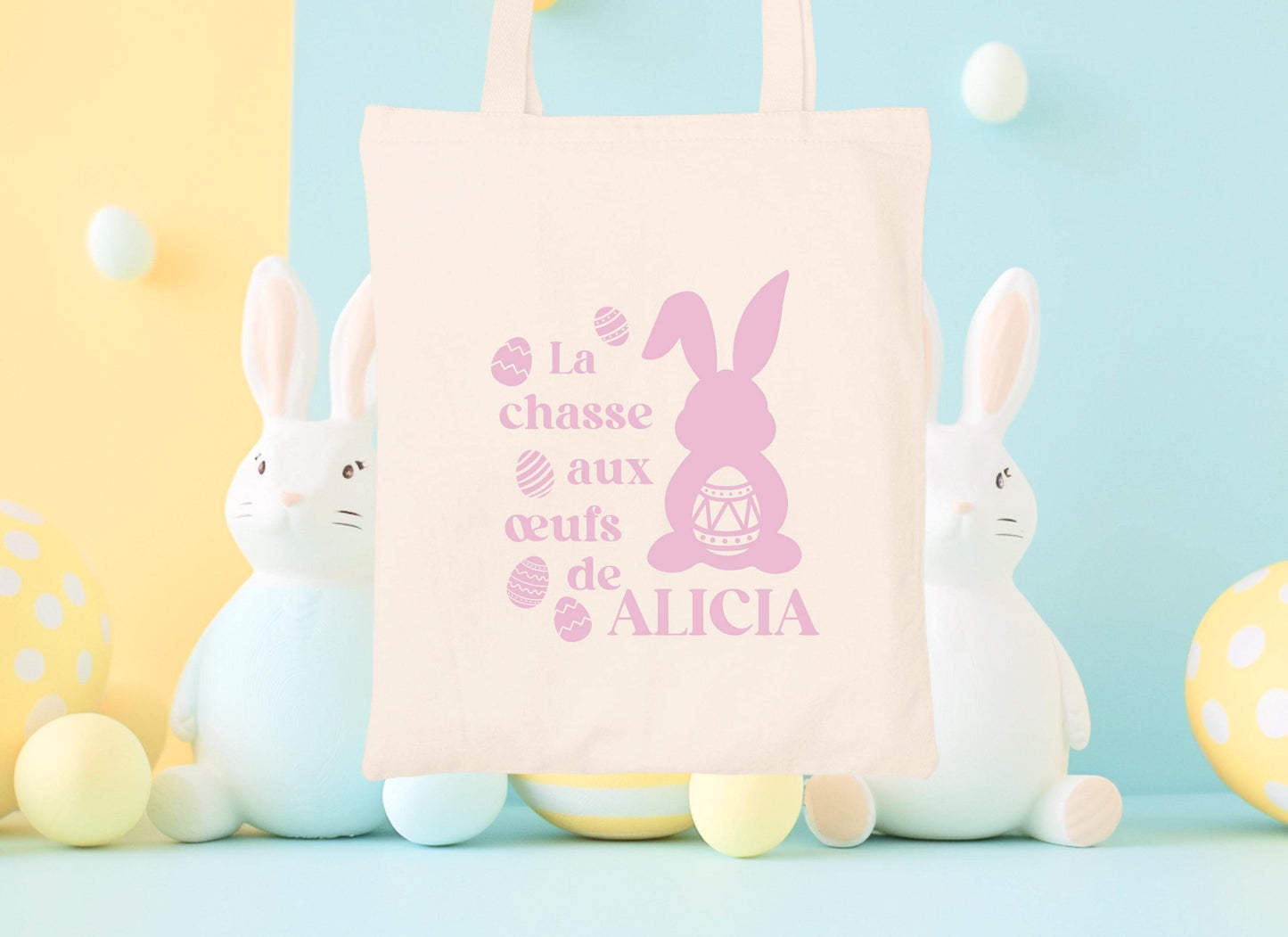 Mini tote bag Pâques personnalisé lapins et œufs pastels, petit sac chasse aux œufs en jute naturel avec prénom - Collection Pâques Mahelia Design