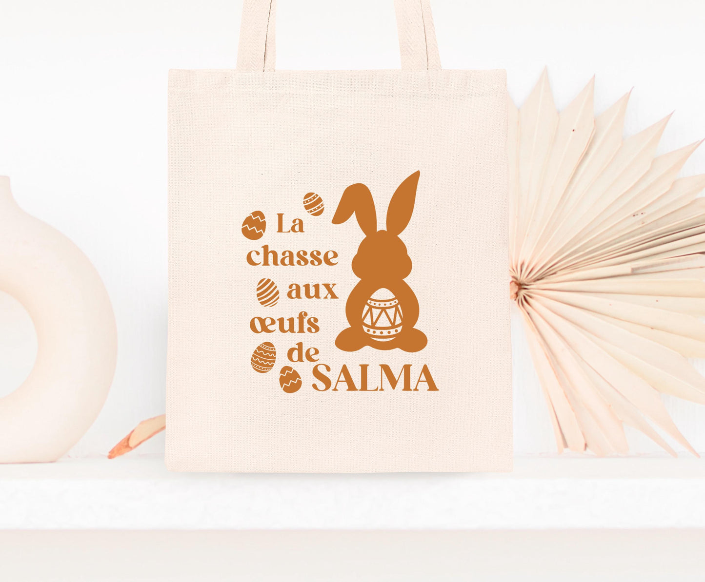 Mini tote bag Pâques personnalisé lapins et œufs pastels, petit sac chasse aux œufs en jute naturel avec prénom - Collection Pâques Mahelia Design