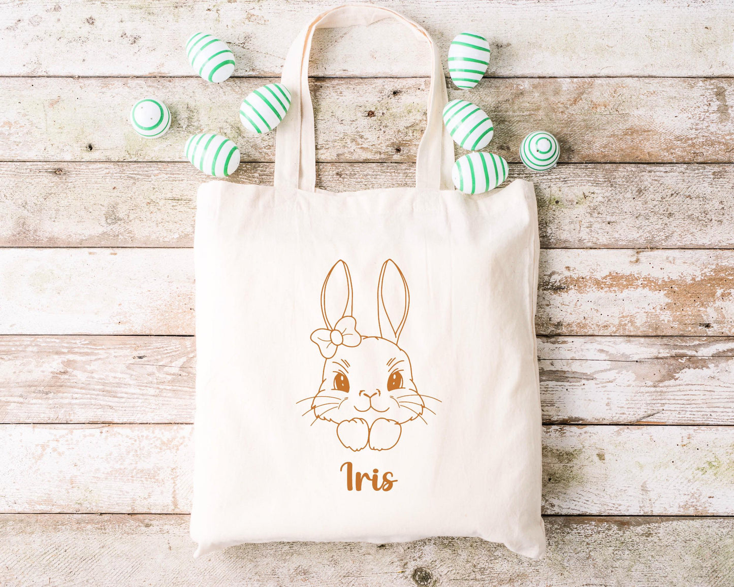 Tote bag Pâques personnalisé motif lapin et cœurs, sac chasse aux œufs en jute naturel avec prénom - Collection Pâques Mahelia Design