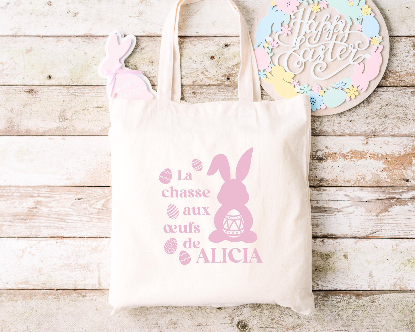 Tote bag Pâques personnalisé lapins et œufs pastels, sac chasse aux œufs en jute naturel avec prénom - Collection Pâques Mahelia Design