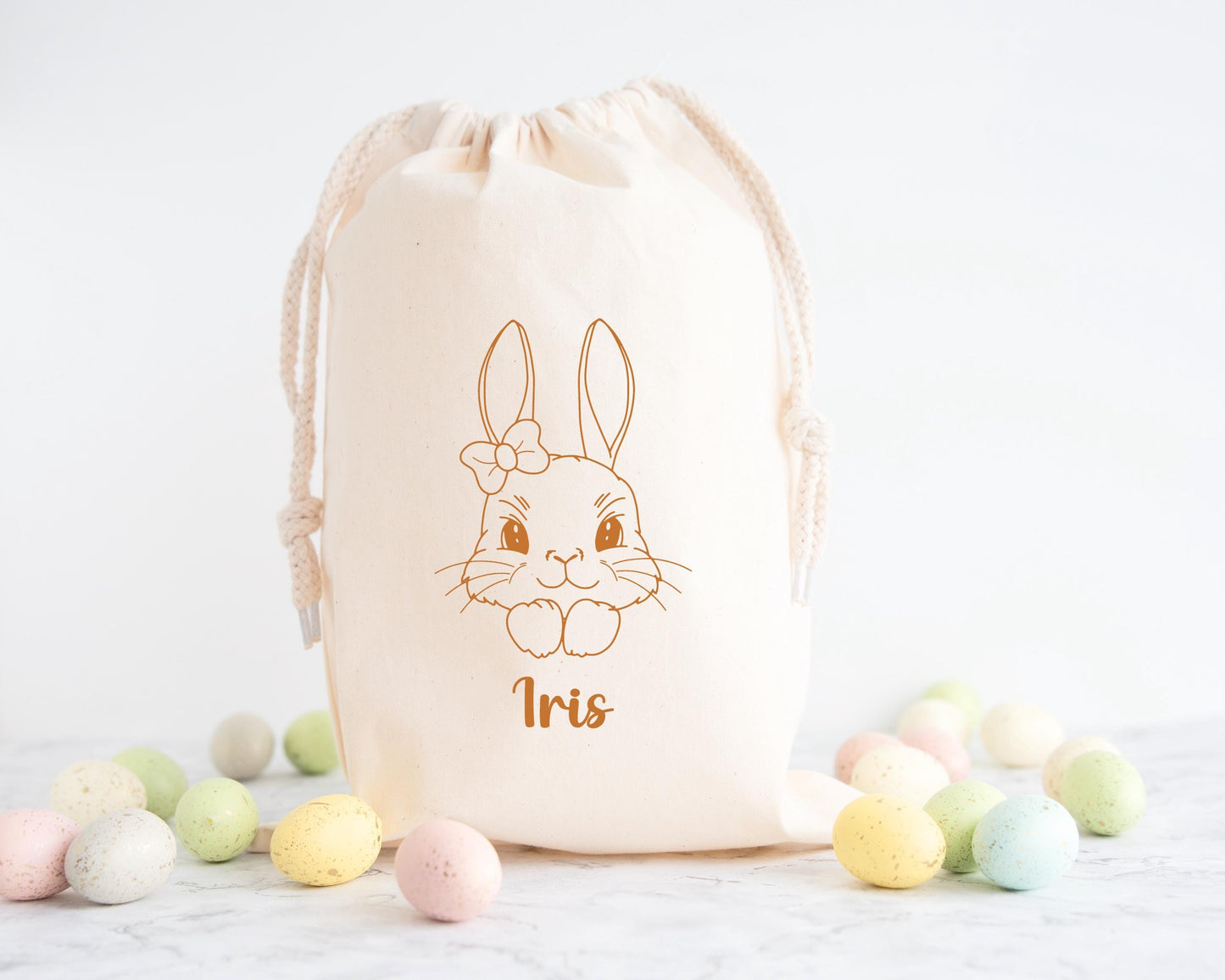 Tote bag Pâques personnalisé lapin et cœurs, sac chasse aux œufs en jute naturel avec prénom - Collection Pâques 2025 Mahelia Design