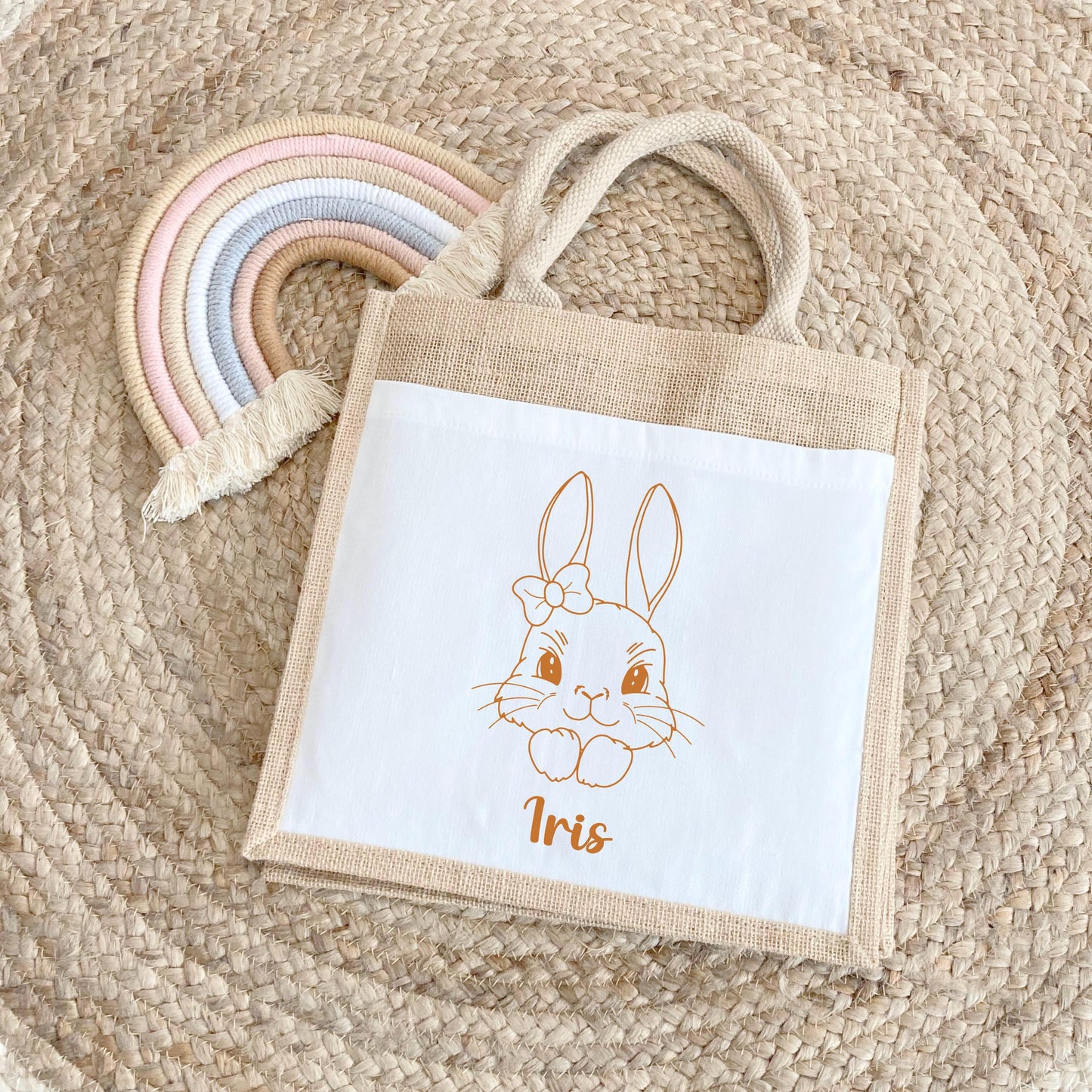 Cabas Pâques personnalisé motif lapin et cœurs, grand sac chasse aux œufs en jute naturel enfant - Collection Pâques Mahelia Design