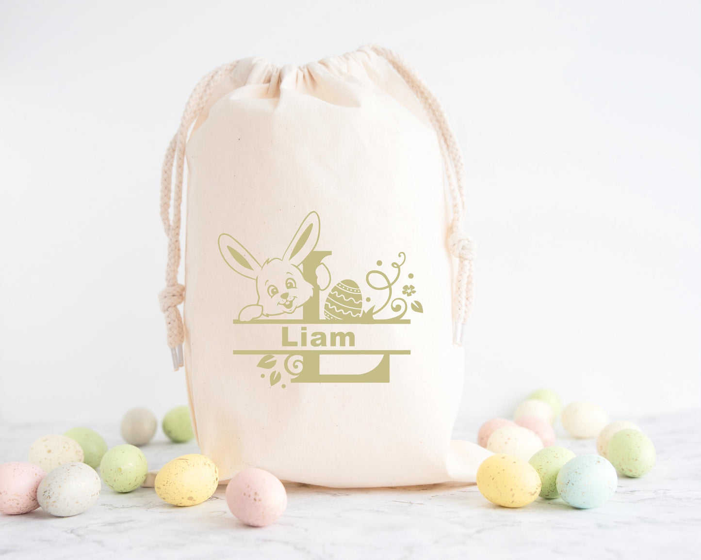 Pochon de Pâques personnalisé lapin bleu et carotte, petit sac cadeau en coton avec prénom - Collection Pâques Mahelia Design