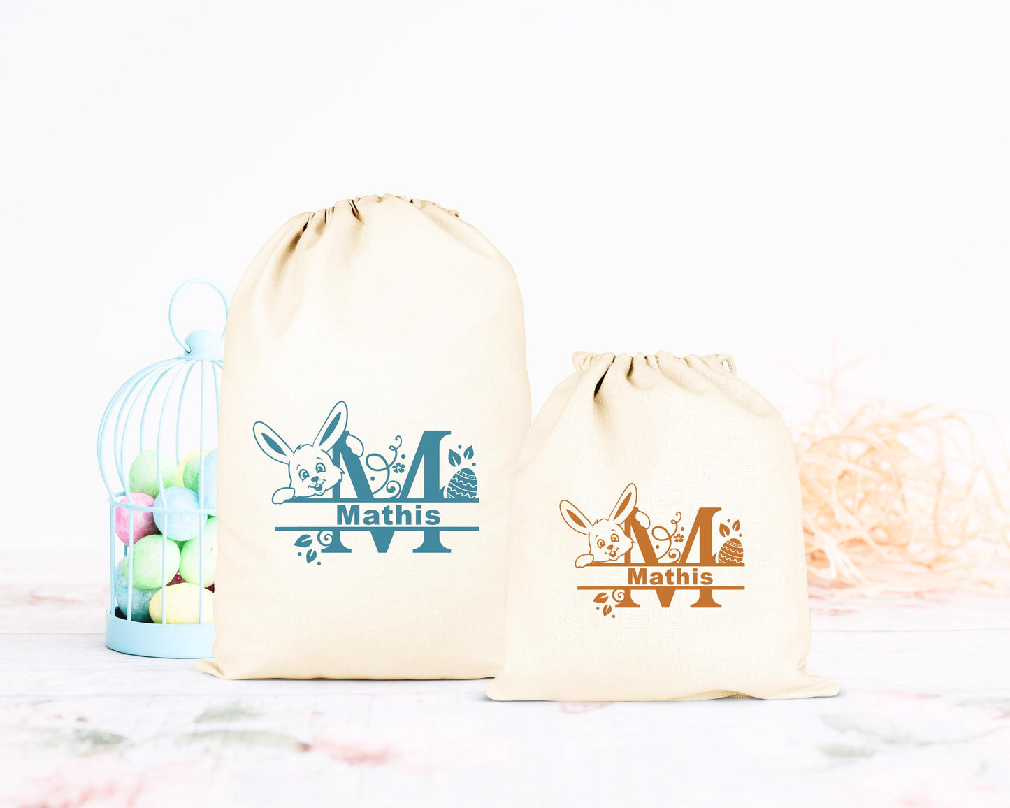 Pochon de Pâques personnalisé lapin bleu et carotte, petit sac cadeau en coton avec prénom - Collection Pâques Mahelia Design