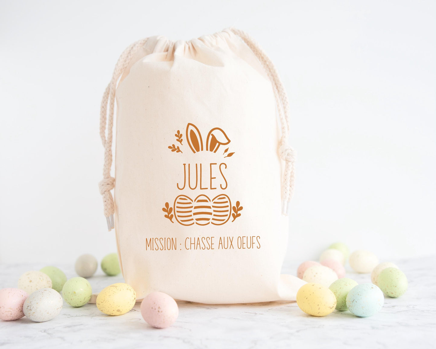 Pochon de Pâques personnalisé lapin avec œufs colorés, petit sac chasse aux œufs enfant jute naturel - Collection Pâques Mahelia Design