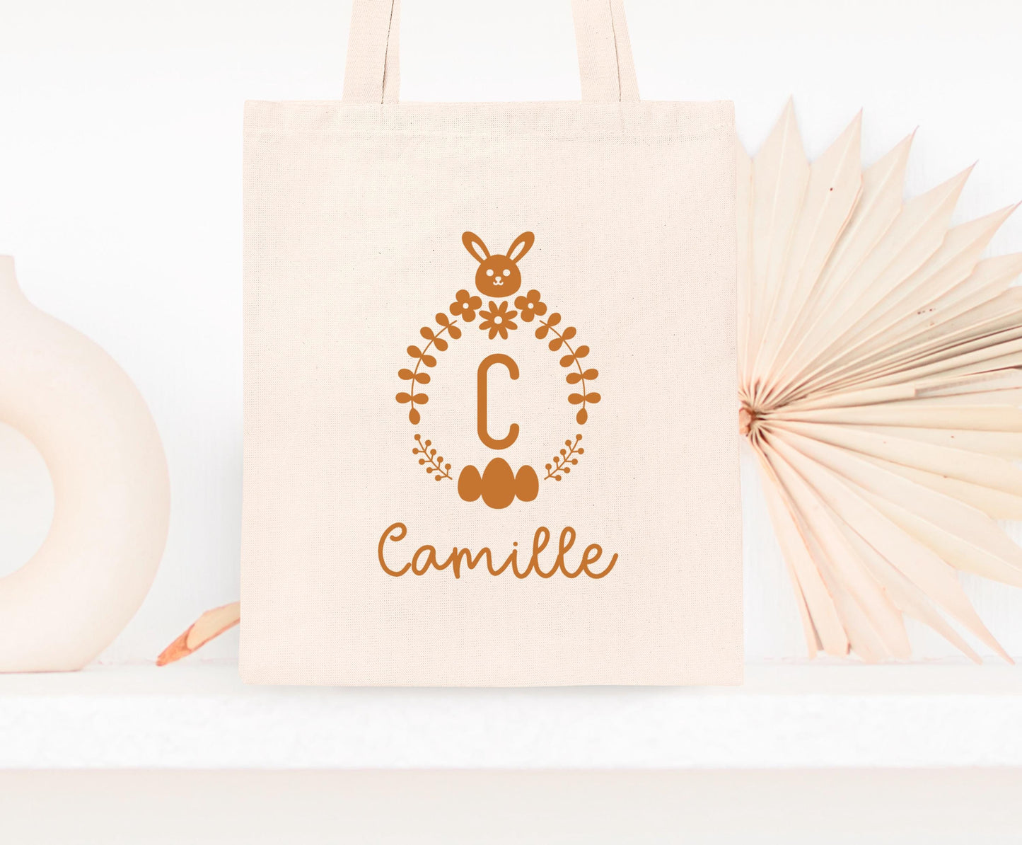 Mini tote bag Pâques personnalisé lapin et fleurs printanières, petit sac chasse aux œufs en jute naturel avec prénom - Collection Pâques Mahelia Design