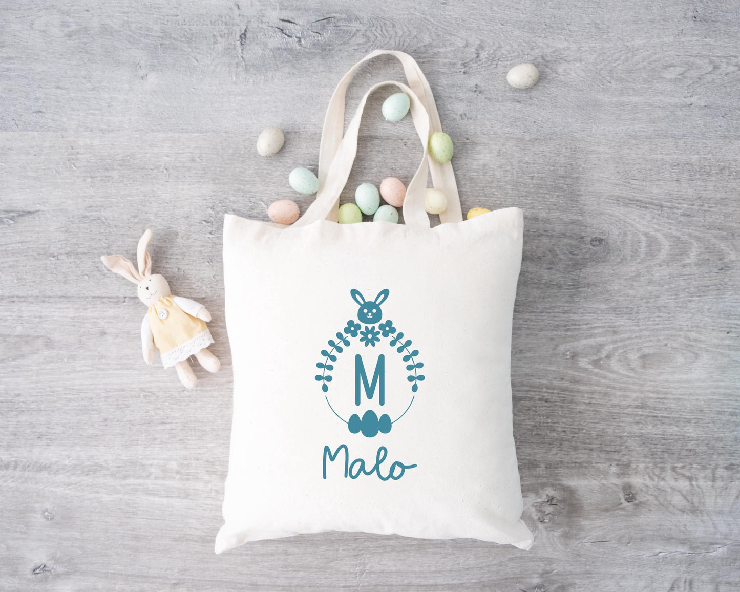 Tote bag Pâques personnalisé lapin et fleurs printanières, sac chasse aux œufs en jute naturel avec prénom - Collection Pâques Mahelia Design