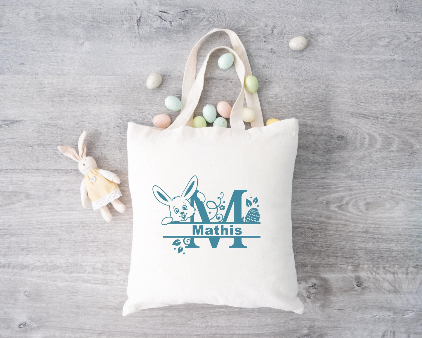 Tote bag Pâques personnalisé lapin bleu et carotte, sac chasse aux œufs en jute naturel avec prénom - Collection Pâques Mahelia Design