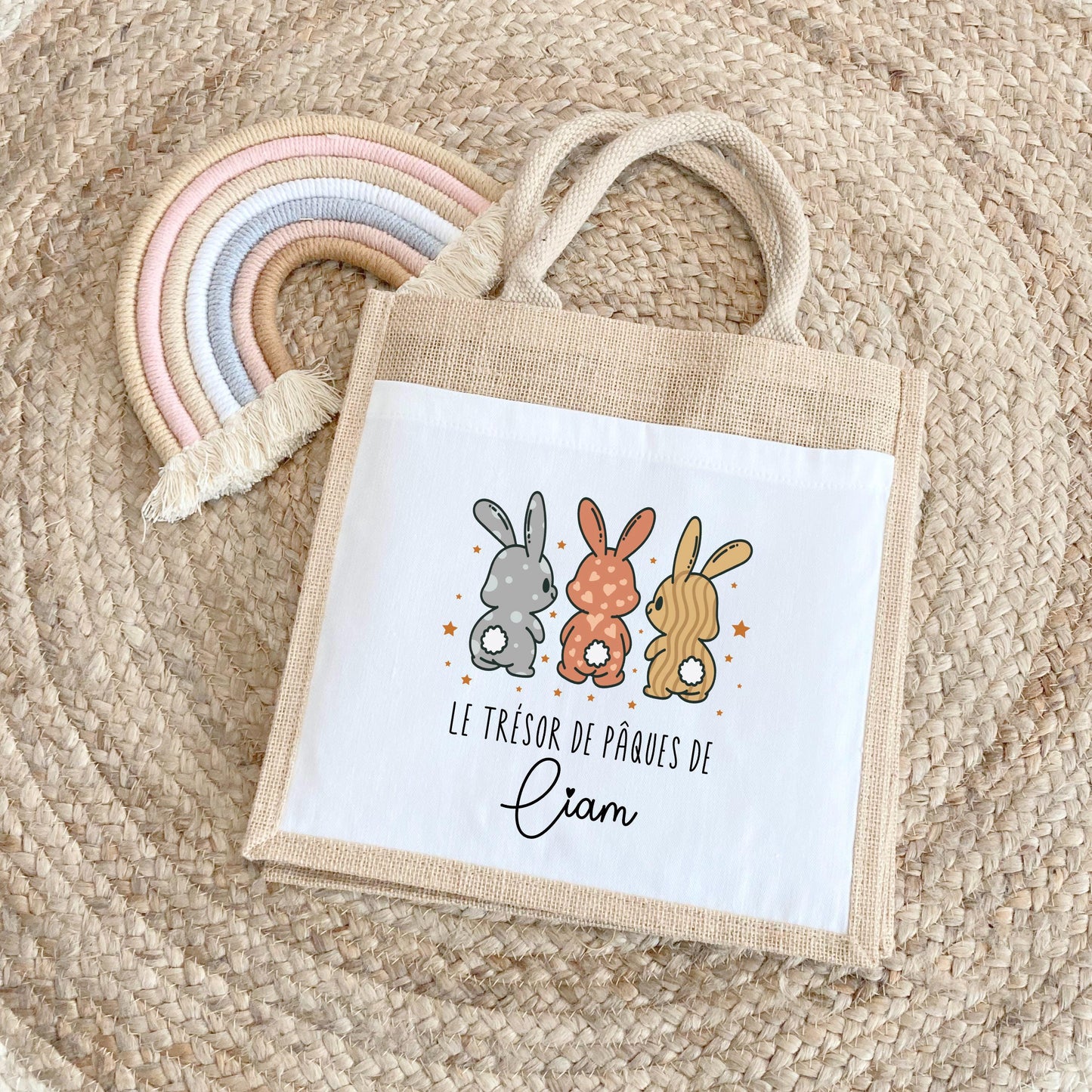 Sac de Pâques personnalisé trois lapins mignons beige et blanc, trésor de chasse aux œufs pour enfant - Collection Pâques Mahelia Design