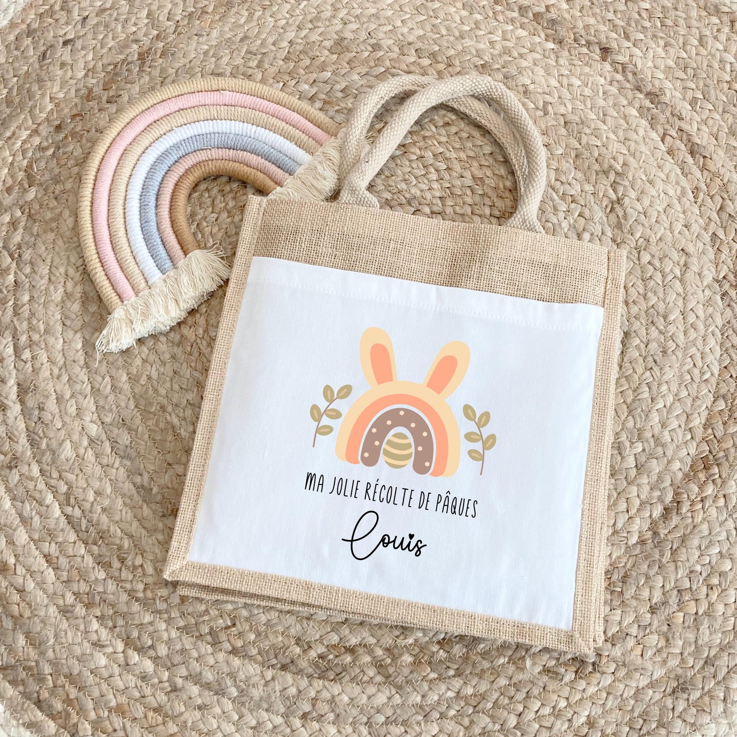 Cabas Pâques personnalisé motif lapin et couronne florale, grand sac chasse aux œufs en jute naturel enfant - Collection Pâques 2025 Mahelia Design