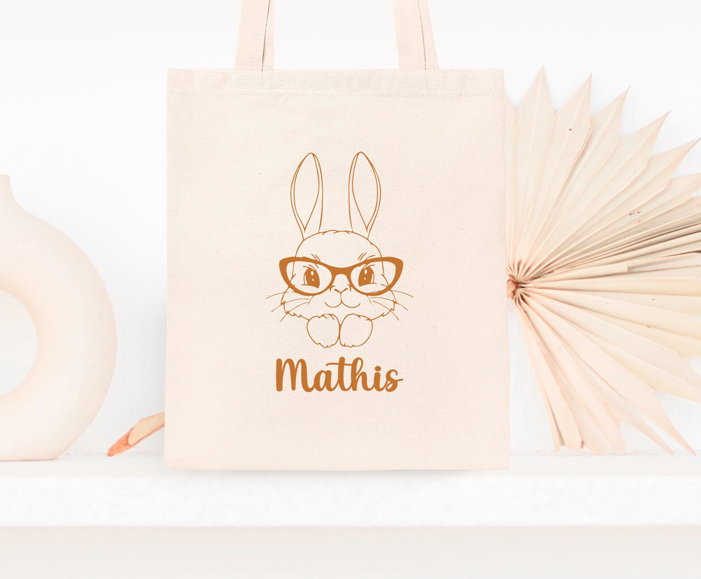 Mini tote bag Pâques personnalisé lapin et fleurs roses, petit sac chasse aux œufs en jute naturel avec prénom - Collection Pâques Mahelia Design