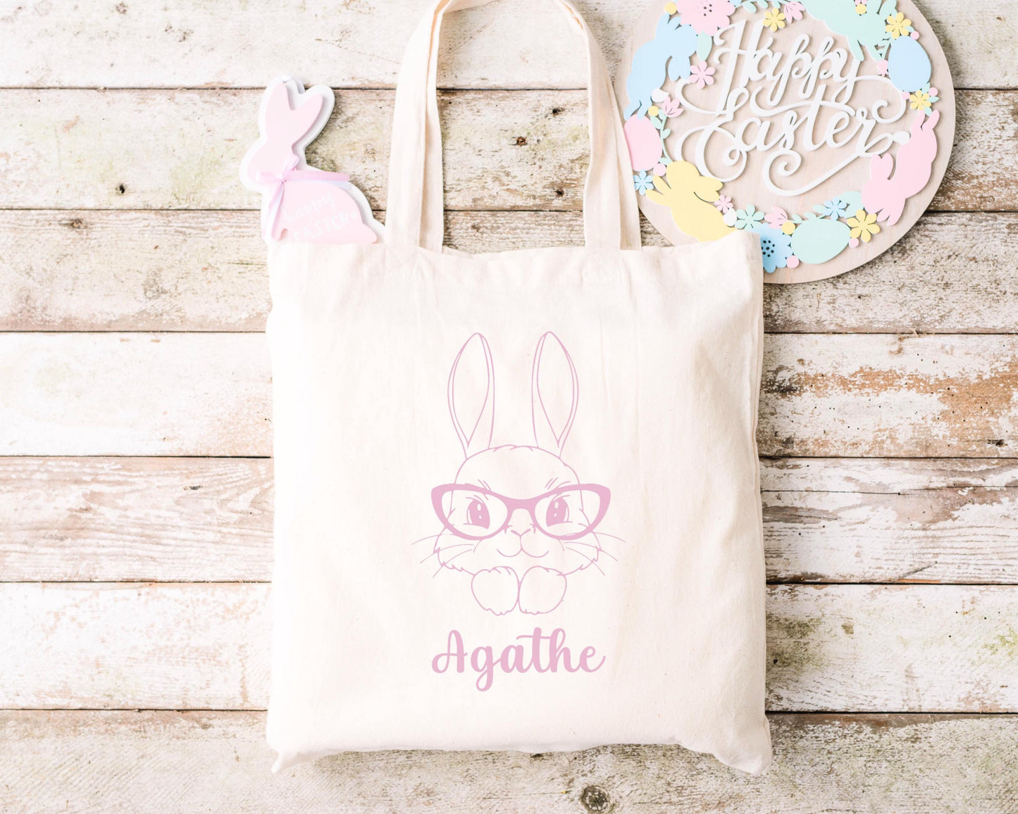Tote bag Pâques personnalisé motif lapin et fleurs roses, sac chasse aux œufs en jute naturel avec prénom - Collection Pâques Mahelia Design