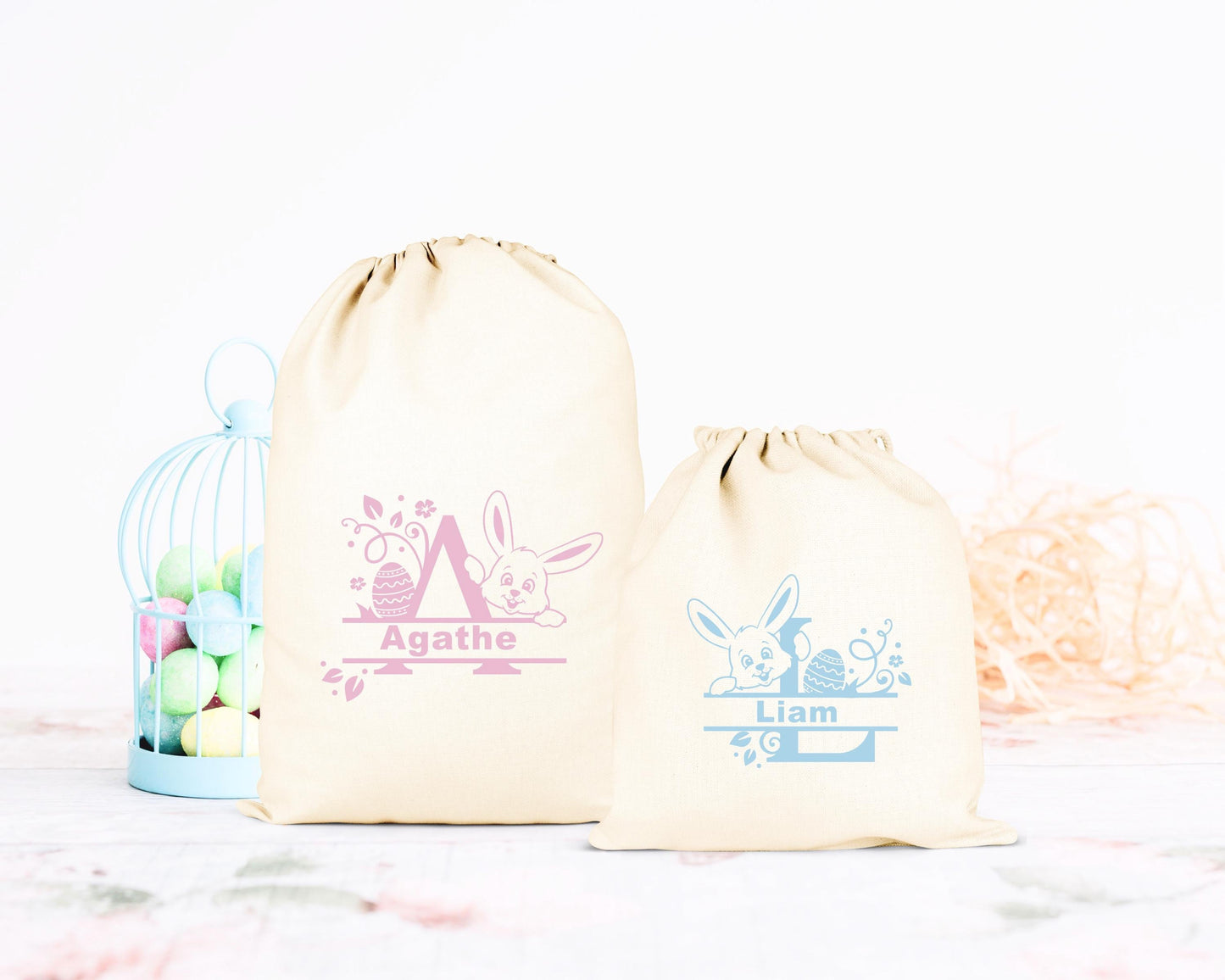 Pochon de Pâques personnalisé lapin bleu et carotte, petit sac cadeau en coton avec prénom - Collection Pâques Mahelia Design