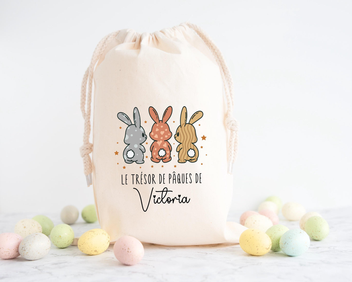 Pochon de Pâques personnalisé trois lapins mignons beige et blanc, trésor de chasse aux œufs pour enfant - Collection Pâques Mahelia Design