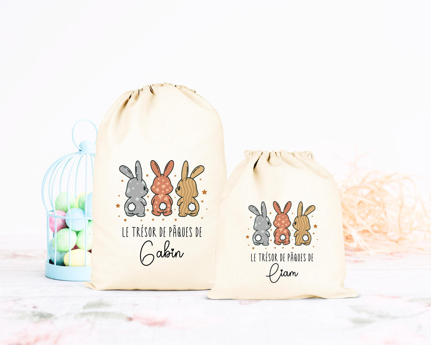 Pochon de Pâques personnalisé trois lapins mignons beige et blanc, trésor de chasse aux œufs pour enfant - Collection Pâques Mahelia Design