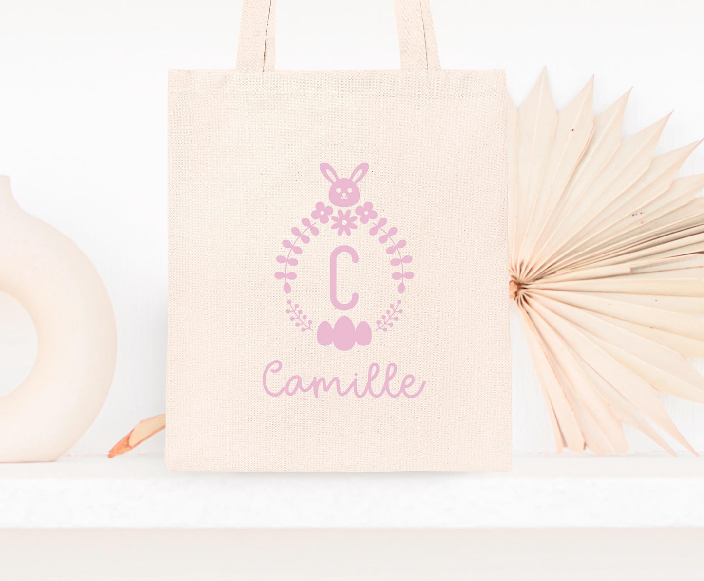 Mini tote bag Pâques personnalisé lapin et fleurs printanières, petit sac chasse aux œufs en jute naturel avec prénom - Collection Pâques Mahelia Design