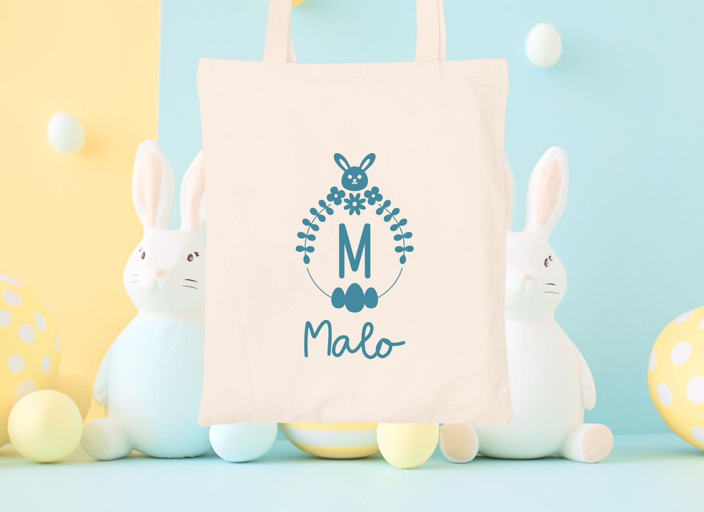 Mini tote bag Pâques personnalisé lapin et fleurs printanières, petit sac chasse aux œufs en jute naturel avec prénom - Collection Pâques Mahelia Design