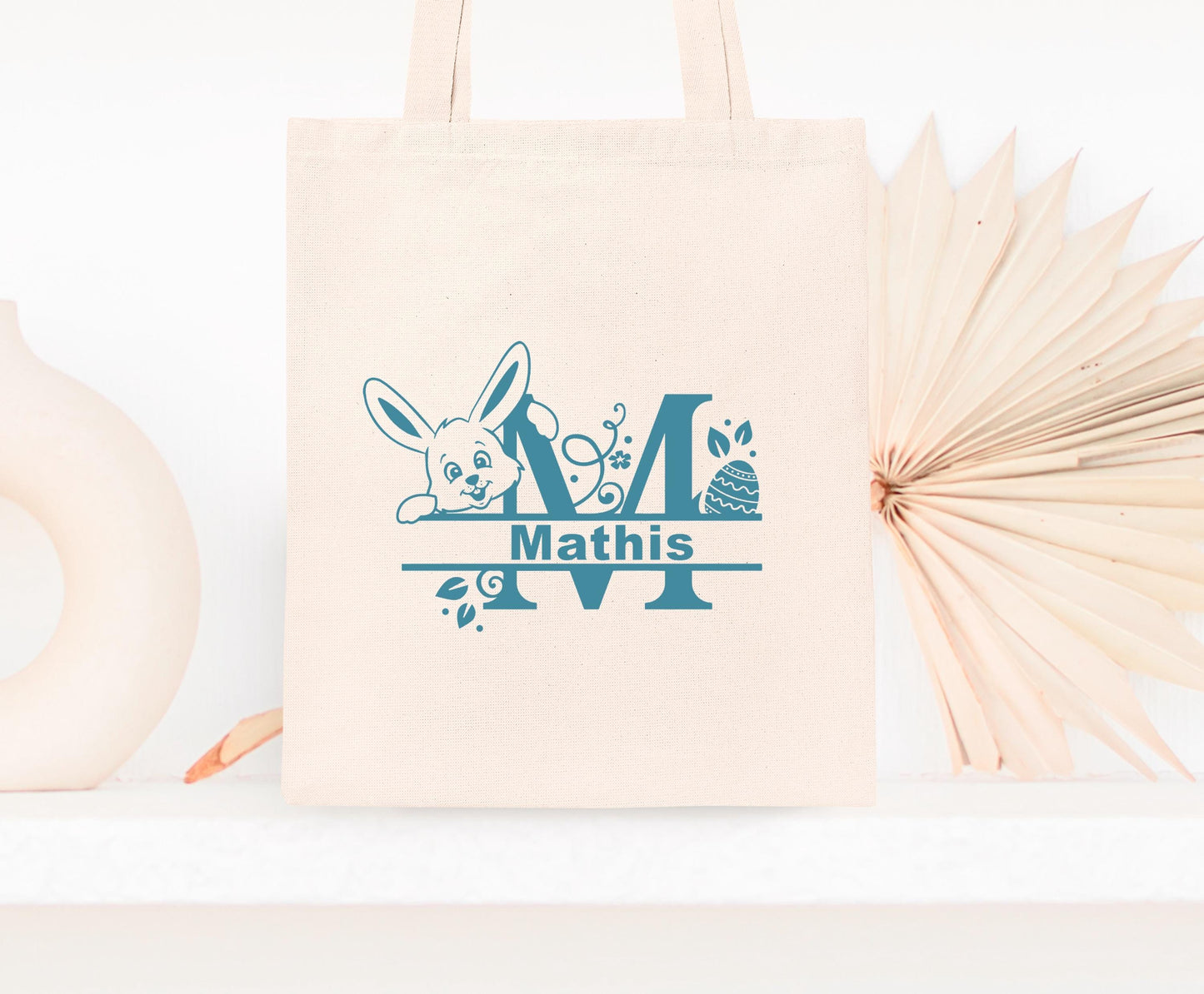 Mini tote bag Pâques personnalisé lapin bleu et carotte, petit sac chasse aux œufs en jute naturel avec prénom - Collection Pâques Mahelia Design