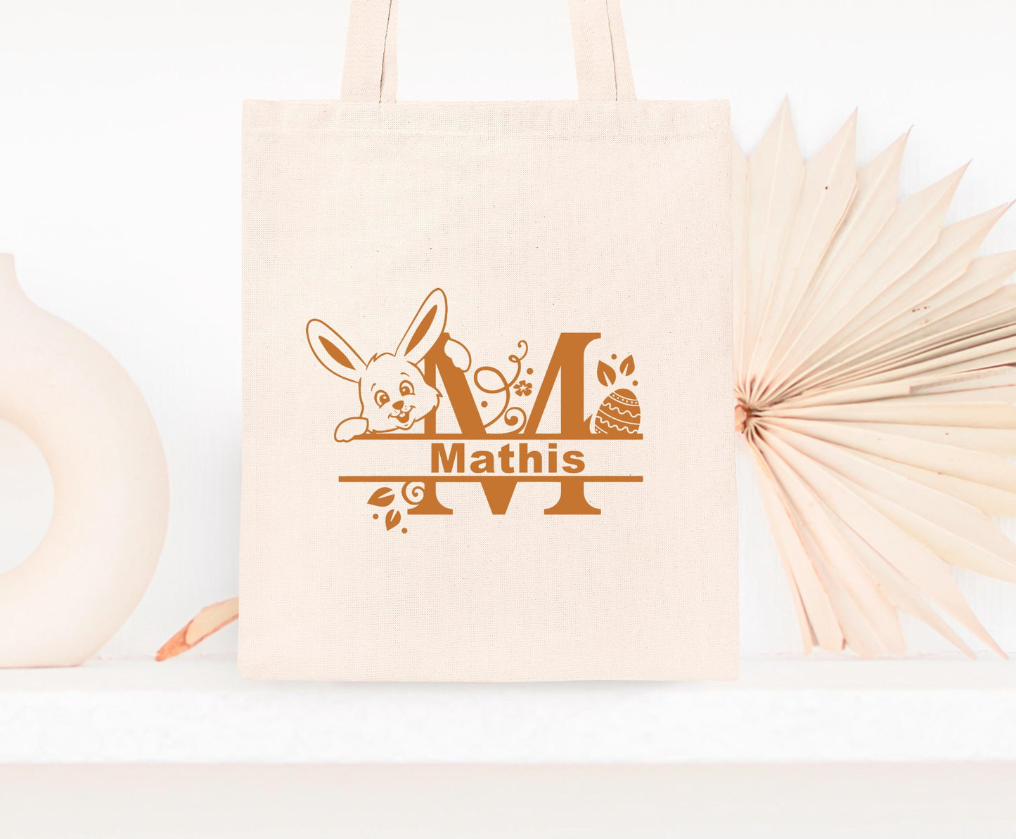 Mini tote bag Pâques personnalisé lapin bleu et carotte, petit sac chasse aux œufs en jute naturel avec prénom - Collection Pâques Mahelia Design