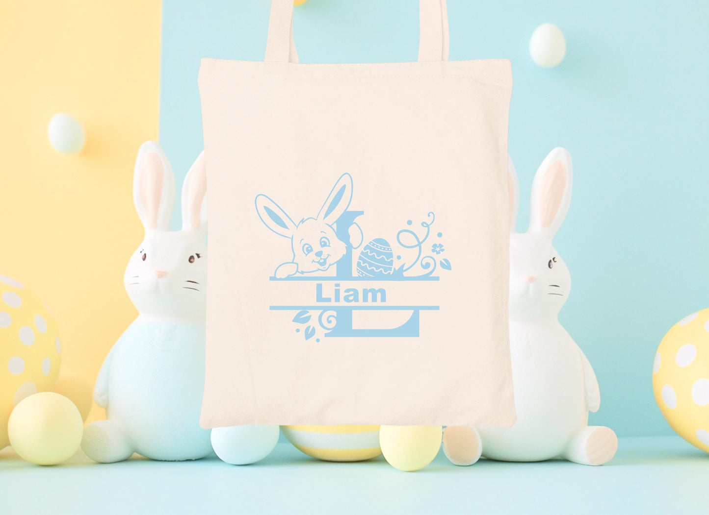 Mini tote bag Pâques personnalisé lapin bleu et carotte, petit sac chasse aux œufs en jute naturel avec prénom - Collection Pâques Mahelia Design