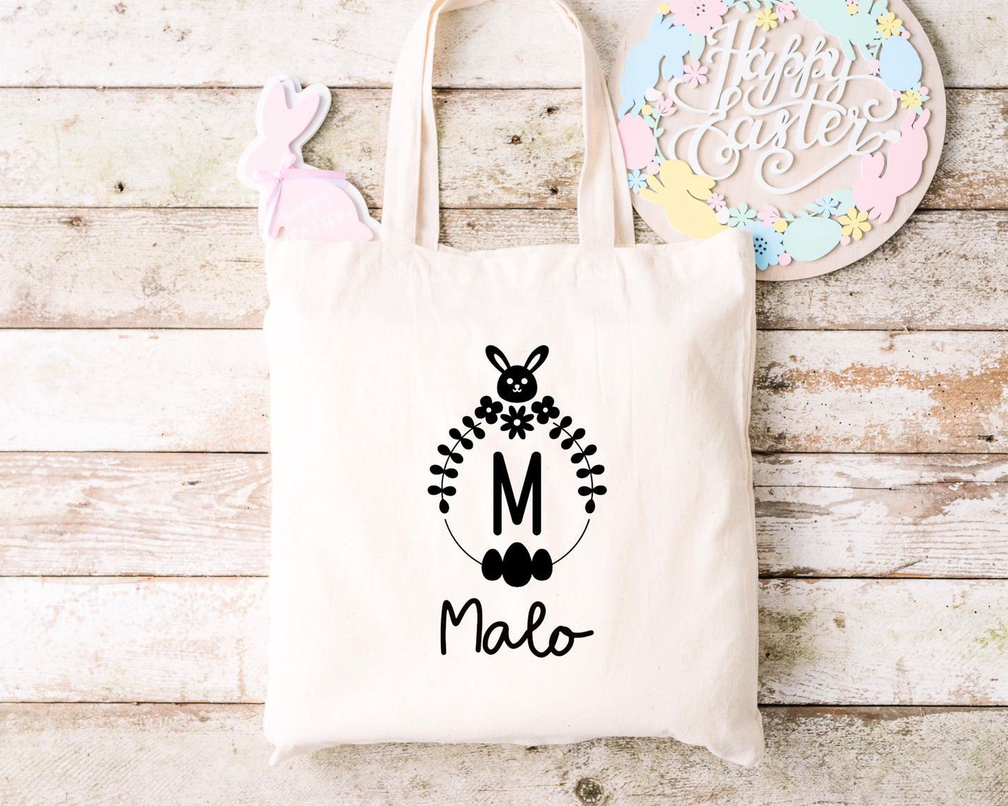 Tote bag Pâques personnalisé lapin et fleurs printanières, sac chasse aux œufs en jute naturel avec prénom - Collection Pâques Mahelia Design