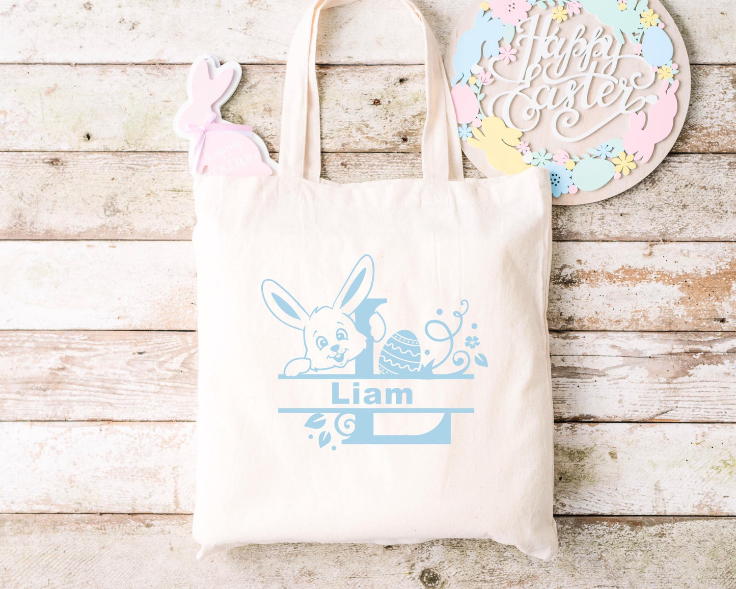 Tote bag Pâques personnalisé lapin bleu et carotte, sac chasse aux œufs en jute naturel avec prénom - Collection Pâques Mahelia Design