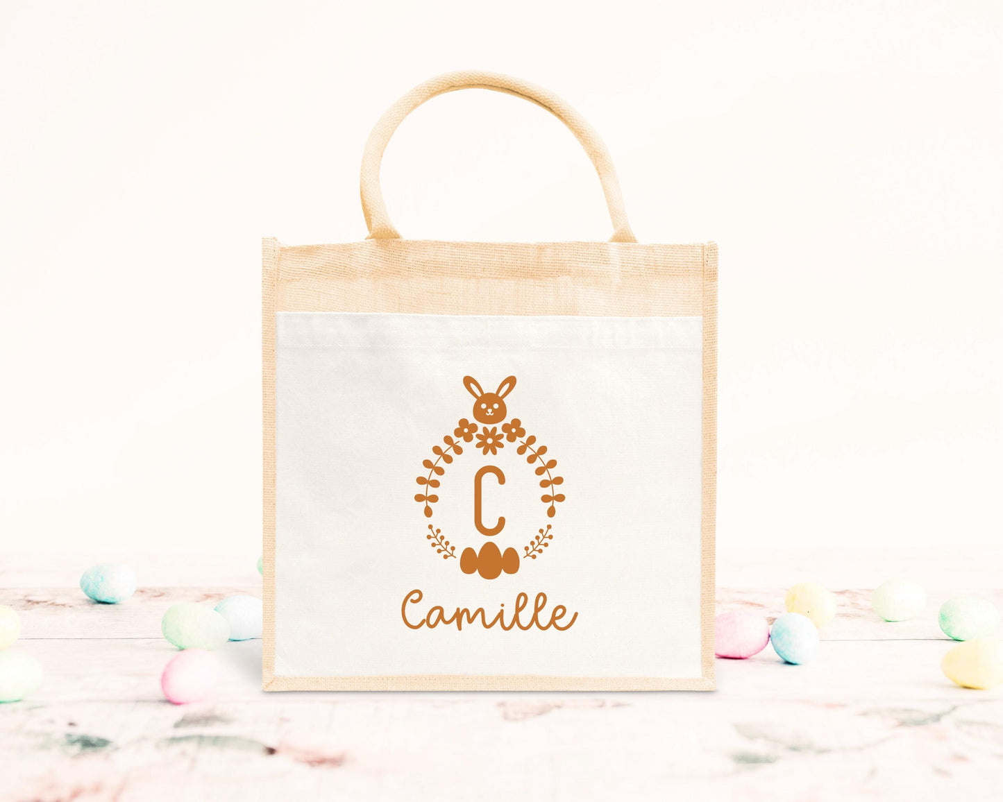 Cabas Pâques personnalisé motif lapin et fleurs printanières, grand sac chasse aux œufs en jute naturel enfant - Collection Pâques Mahelia Design