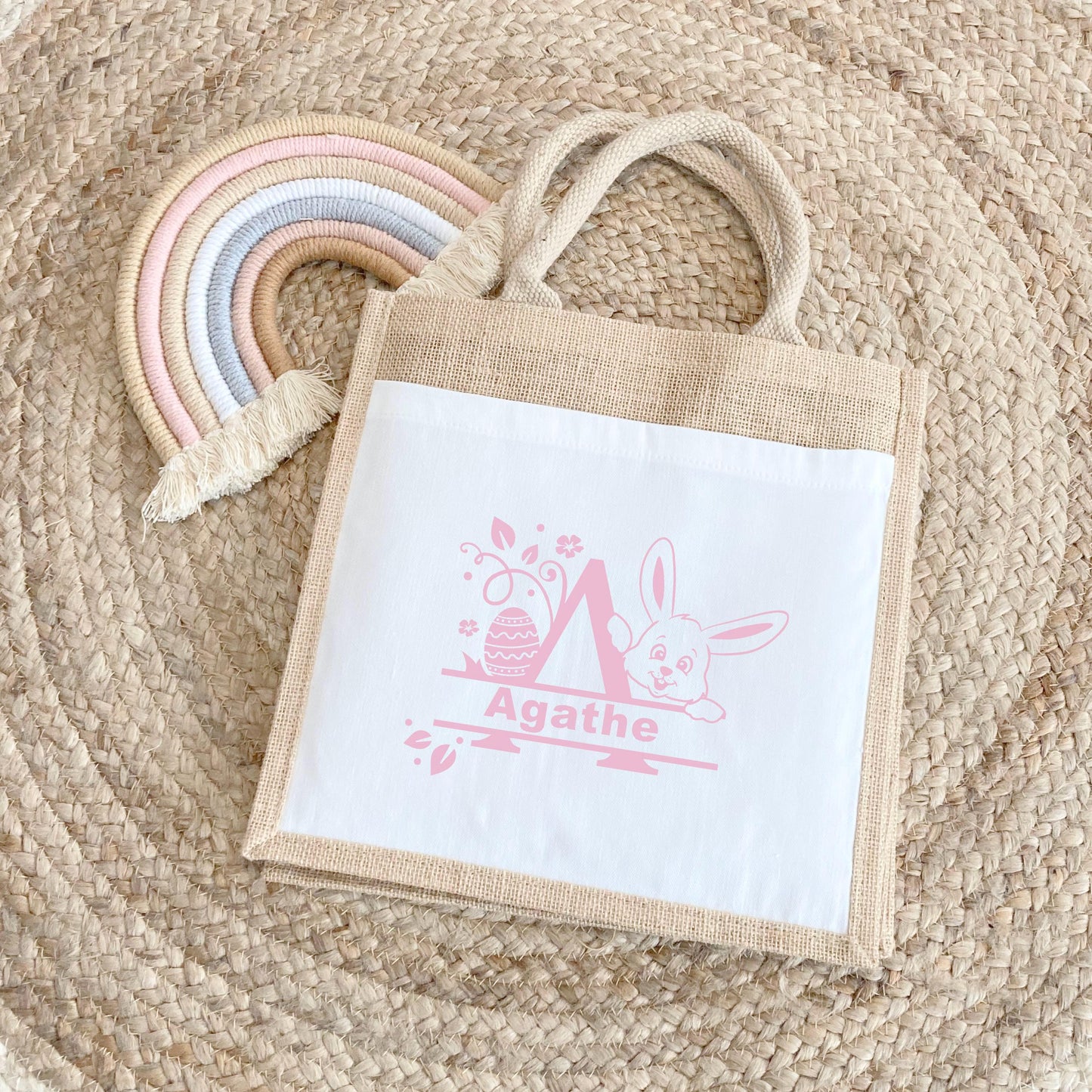Cabas Pâques personnalisé motif lapin et carotte, grand sac chasse aux œufs en jute naturel enfant - Collection Pâques Mahelia Design