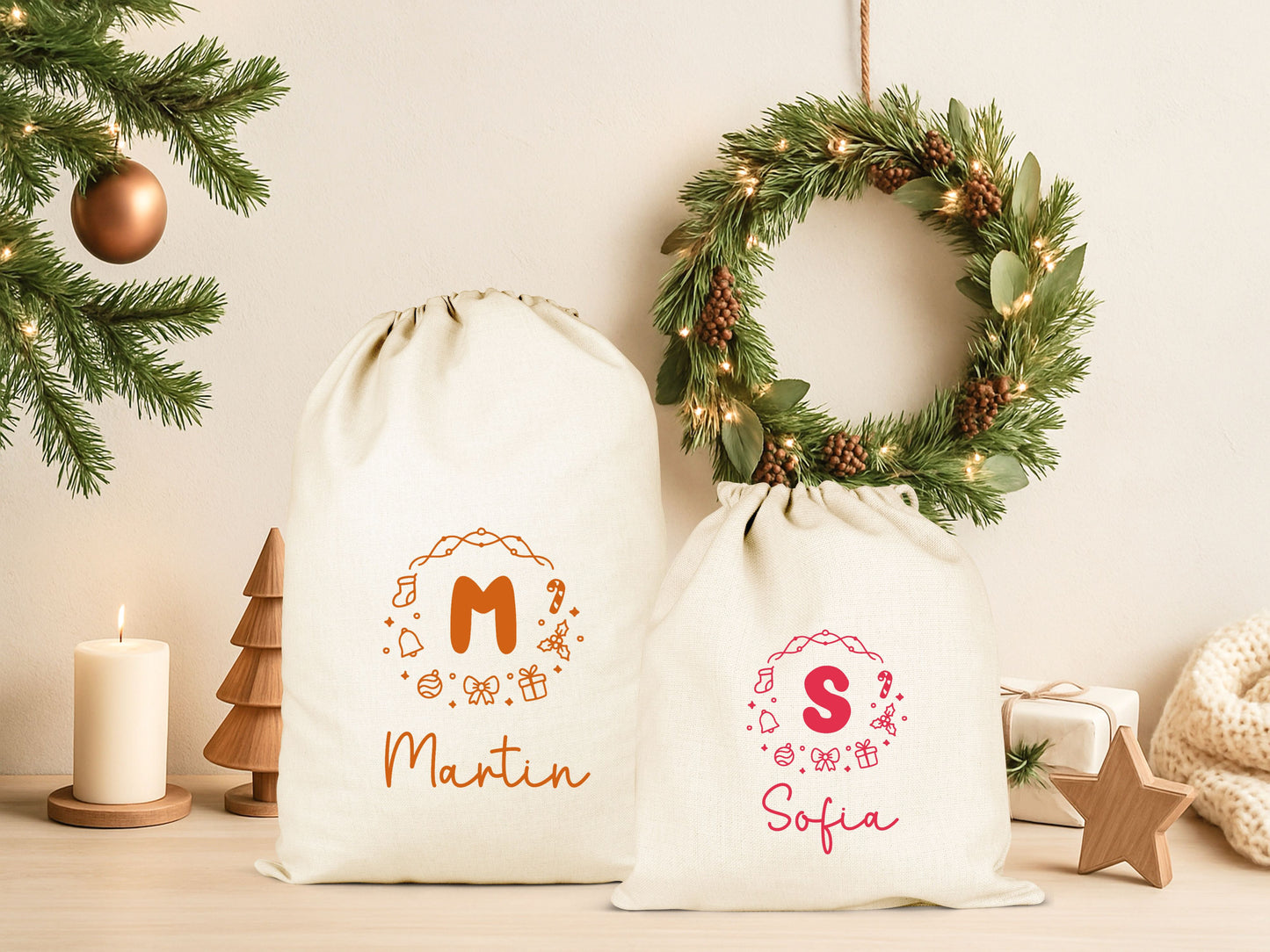Pochon Noël Personnalisé Initiale Prénom | Hotte Père Noël Couronne Motifs Festifs | Sac Cadeau Coton Réutilisable | 5 Tailles