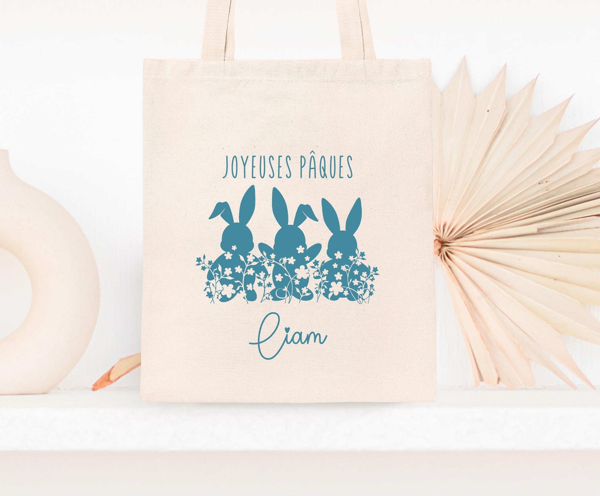 Tote bag Pâques personnalisé lapin et étoiles, sac chasse aux œufs en jute naturel avec prénom - Collection Pâques 2025 Mahelia Design