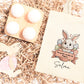 Mini tote bag Pâques personnalisé lapin et étoiles dorées, petit sac chasse aux œufs en jute naturel avec prénom - Collection Pâques 2025 Mahelia Design