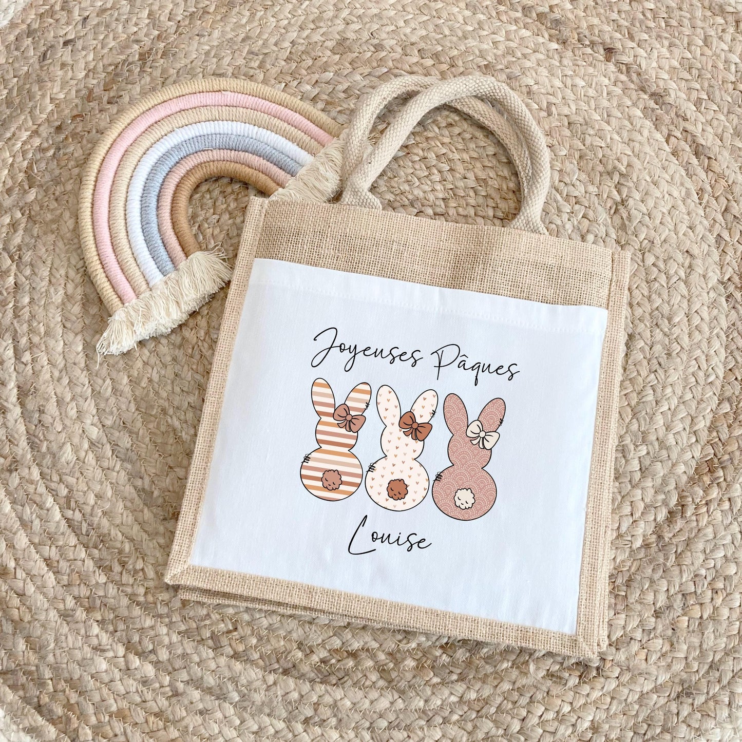 Cabas Pâques personnalisé motif lapin et arc-en-ciel, grand sac chasse aux œufs en jute naturel enfant - Collection Pâques 2025 Mahelia Design