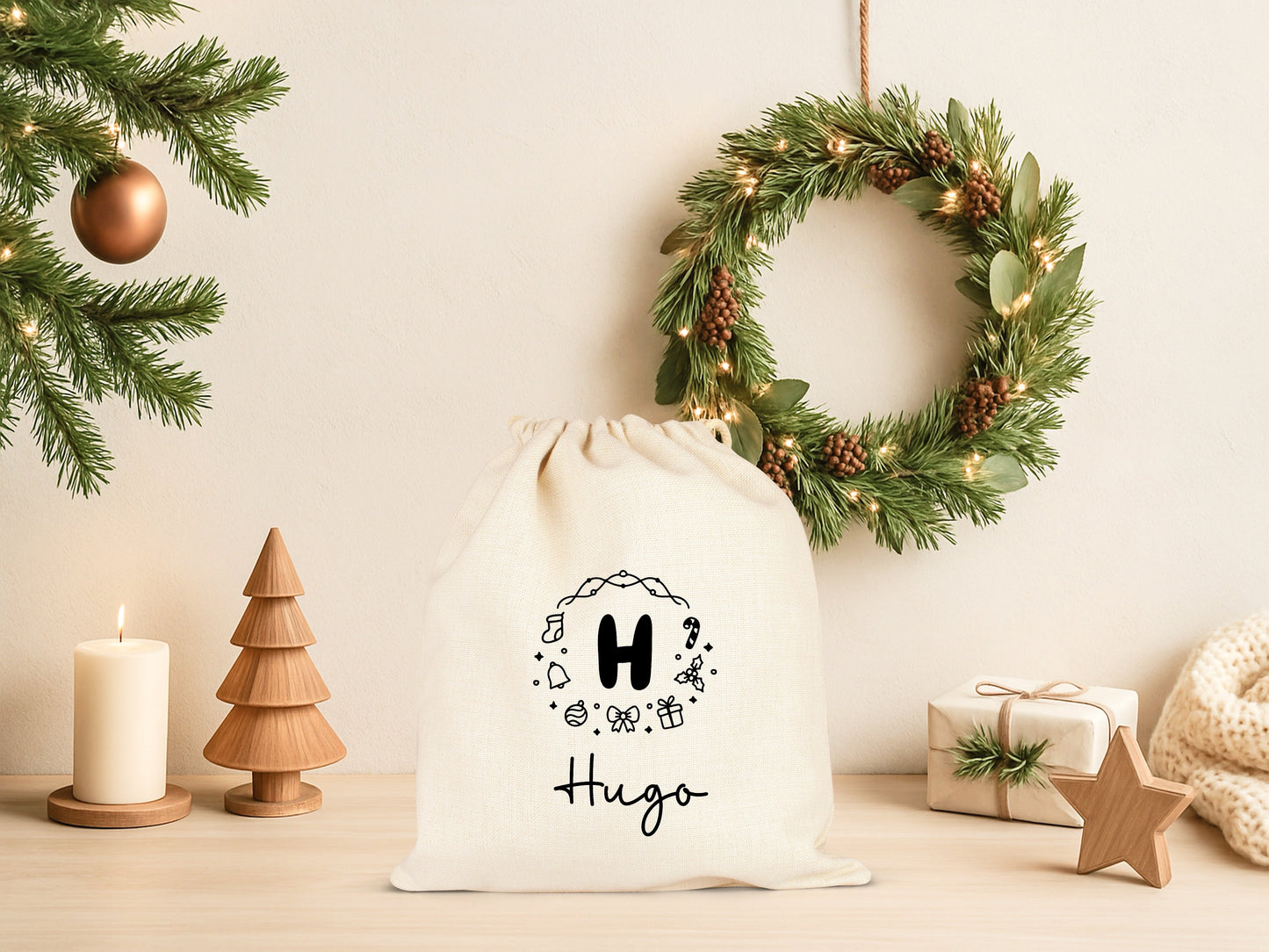 Pochon Noël Personnalisé Initiale Prénom | Hotte Père Noël Couronne Motifs Festifs | Sac Cadeau Coton Réutilisable | 5 Tailles